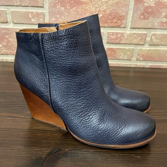 KORK EASE  brand Ankle Bootie Boot Navy Leather Wedge Block Heel Size 9 - Picture 1 of 9
